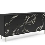 Komoda trzydrzwiowa MARMORO 164 cm z frontami zdobionymi wzorem i metalowymi detalami, czarny