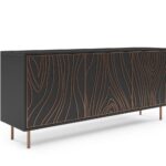 Komoda trzydrzwiowa ALTORE 164 cm z frontami zdobionymi brązowym wzorem na tle ciemnego korpusu, czarny